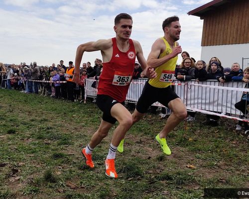 Jens Mergenthaler (LG farbtex Nordschwarzwald) setzt sich beim Short-Cross im Schlussspurt gegen Marvin Heinrich (Eintracht Frankfurt) durch. In der BW Wertung war der Abstand zum nächsten Konkurrenten größer. 