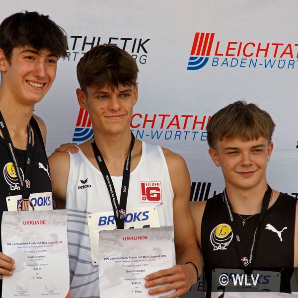 Noah Schaffert (LAZ Ludwigsburg), Ben Rüdinger (LG Filder) & Fynn Heger (LAZ Ludwigsburg) auf dem Treppchen beim Weitsprung M15